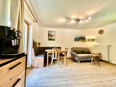 Kaffeemaschine und Wohn- und Essbereich Ferienwohnung Reiter Alm