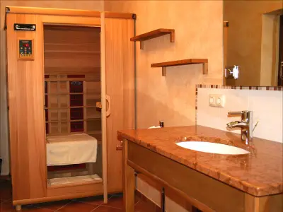 Badezimmer mit Wärmekabine