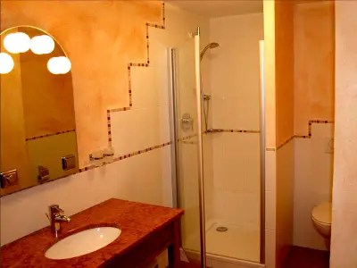 Dusche und Marmor-Waschtisch