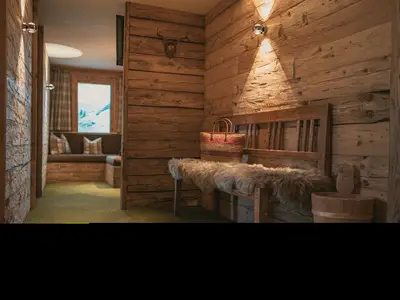 Flur mit gemütlicher Sitzgelegenheit und TV