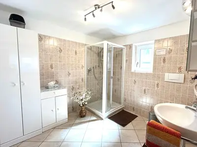 Bad mit Dusche und WC