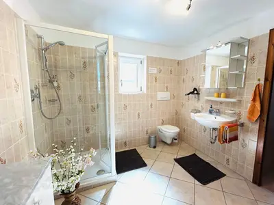 Bad mit Dusche und WC