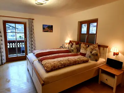 Fewo Bergblick  / Schlafzimmer mit Zugang Balkon