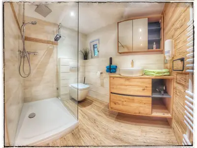 Fewo Bergblick / Badezimmer 1 mit begehbarer Dusche / WC