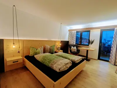 Fewo Almrausch/ Schlafzimmer Naturholz