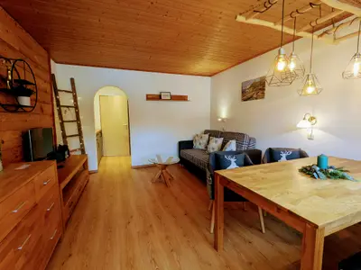 Fewo Almrausch 50qm / Wohnraum mit Essecke und Schlafcouch
