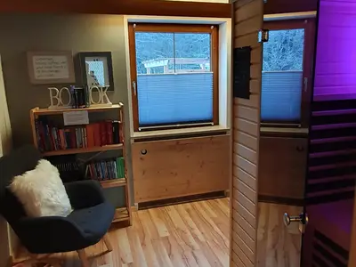 Ruheraum mit Infrarotkabine / Bücherecke zur Allgemeinnutzung