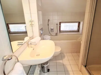 Bad mit Badewanne und Dusche Fewo Sieger-Brandner
