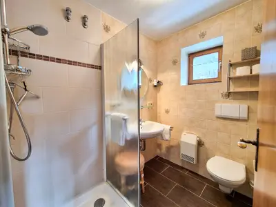 Badezimmer mit Dusche WC Haus Stephanus Fewo 1