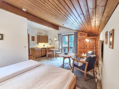 Schlafbereich mit Sitzbereich und Küchenzeile Haus Stephanus Fewo 2