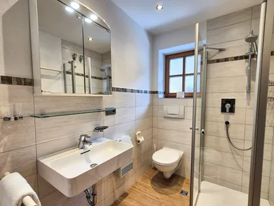 Bad mit Dusche WC Haus Stephanus Fewo 2