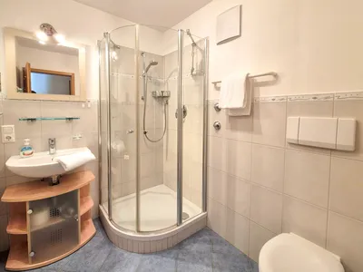 Bad mit Dusche WV Haus Stephanus Fewo 3