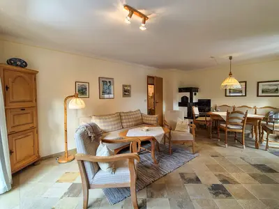Gemütliches Wohnzimmer mit Essbereich und Kamin Haus Stephanus Fewo 3