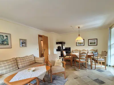 Wohnzimmer mit großem Sitzbereich Haus Stephanus Fewo 3