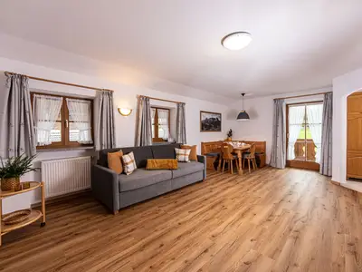 Wohnbereich mit Schlafsofa und Esstisch Fewo Scheffmannlehen 3
