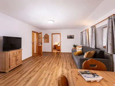 Wohnbereich mit TV Fewo Scheffmannlehen 3