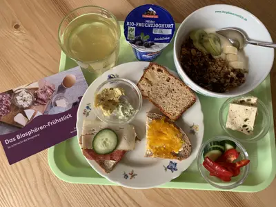 Biosphärenfrühstück mit vielen selbstgemachten biologischen Produkten