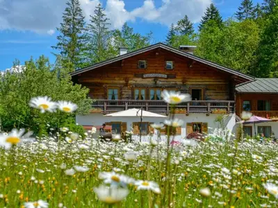 Gästehaus Waldrast / Aussenansicht mit großer Wiese