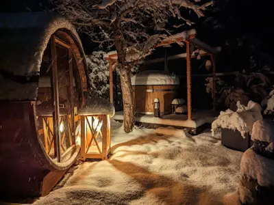 Bio Gartenfasssauna Winter mit Badefass zur Allgemeinnutzung