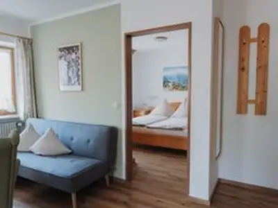 Wohnbereich mit Blick ins Schlafzimmer