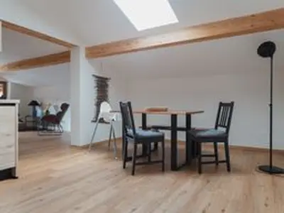 Küche mit Blick in den Wohnbereich