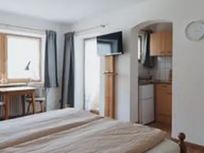 Blick zur Küchenzeile und Balkontüre