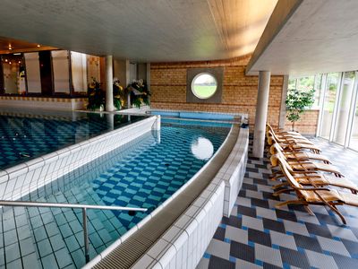 Pool mit Wasserfall und Sitzbank