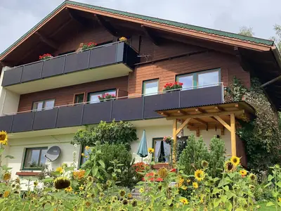 Hausansicht von Süden mit Photovoltaik-Balkon