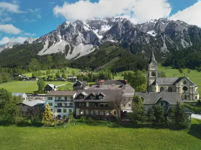Haus Herma mit Dachsteingebirge