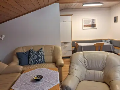 Wohnraum mit Küche und Sitzecke