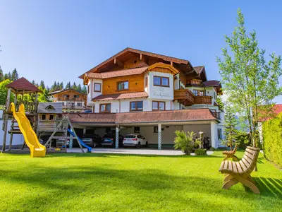 Landhaus Kirchgasser Sommer mit Spielplatz