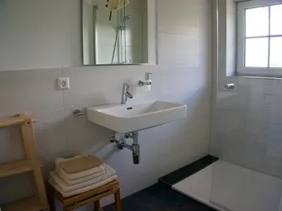 Ferienwohnung 17 - Bad mit Dusche und Fenster