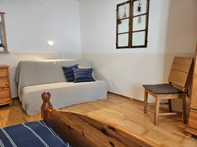 Schlafcouch im großen Schlafzimmer