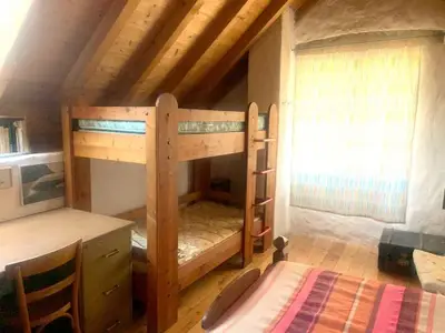 Das Zimmer mit doppelbett und Stockbett