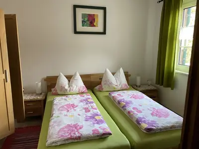 Schlafzimmer mit Doppelbett