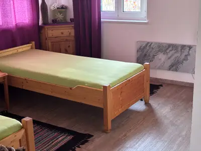 Schlafzimmer mit zwei Einzelbetten und neuer Heizplatte