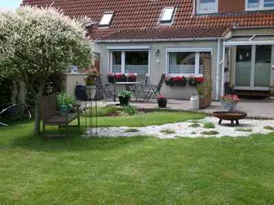 Blick vom Garten auf die Terrasse