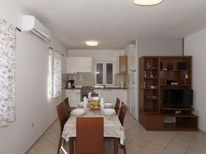 23942155-Ferienwohnung-4-Ražanac-300x225-3