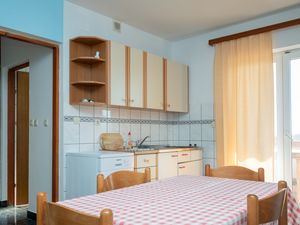 18322821-Ferienwohnung-4-Ražanac-300x225-5