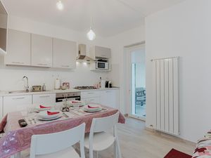 24043868-Ferienwohnung-4-Recco-300x225-2