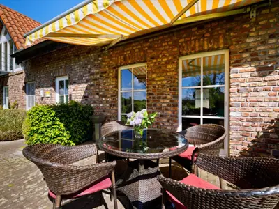 Ferienwohnung "Garten"- Terrasse mit Sitzbereich