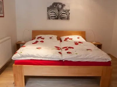 Doppelbett aus Massivholz