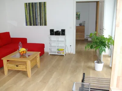 Wohnzimmer mit Blick ins Schlafzimmer