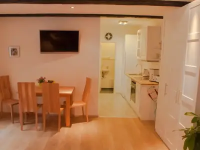 Küchen/Essbereich mit großem Flachbild-TV