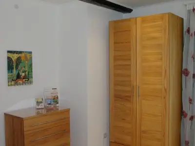 Schlafzimmer mit Massivholzmöbel