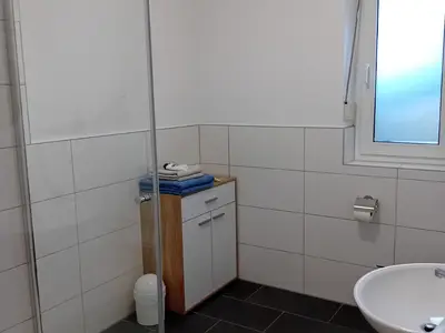Großes Bad mit Fenster und Fußbodenheizung