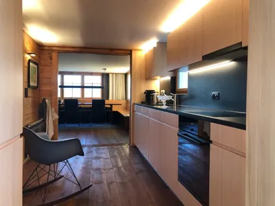 Küche mit Schiebetüre ins Wohnzimmer