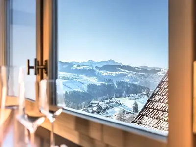 Herrliche Panoramasicht auf der ganzen Fensterfront