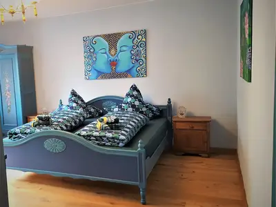 Blaues, großes Schlafzimmer mit King-Size Bett