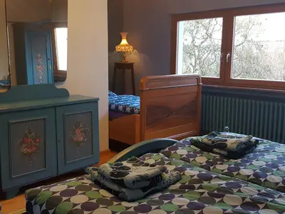 Blaues Schlafzimmer, mit weiterem Bett & Garten